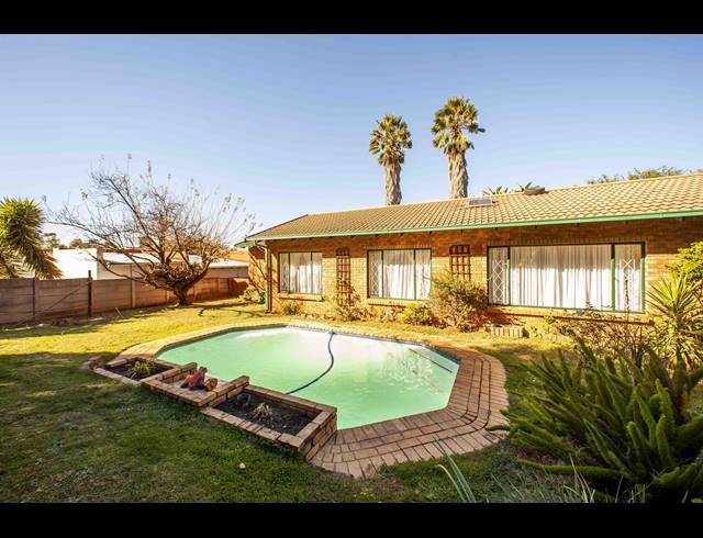 3 BEDROOM FREEHOLD TO LET IN BROMHOF